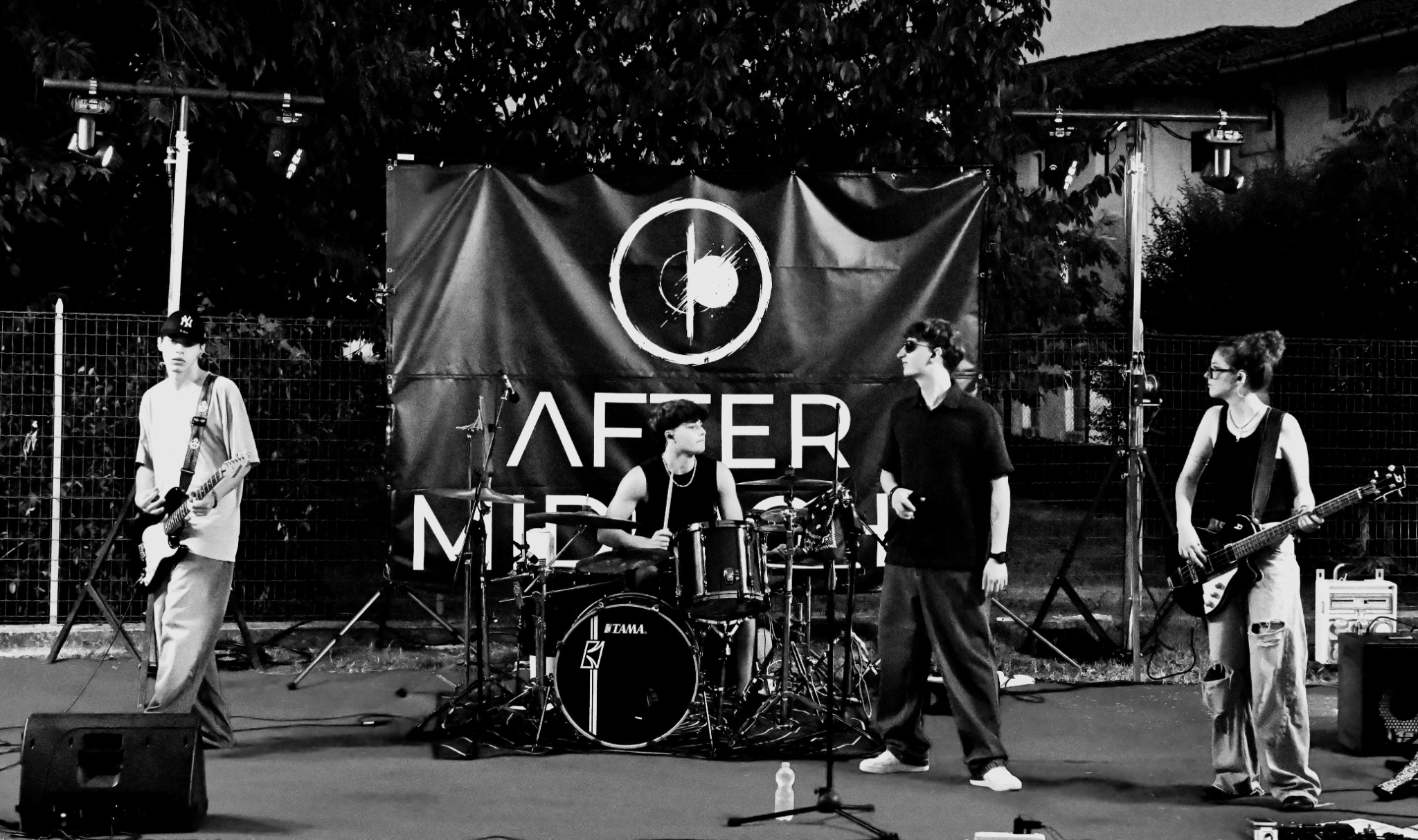 I quattro After Midnight sul palco con chitarra, batteria, voce e basso